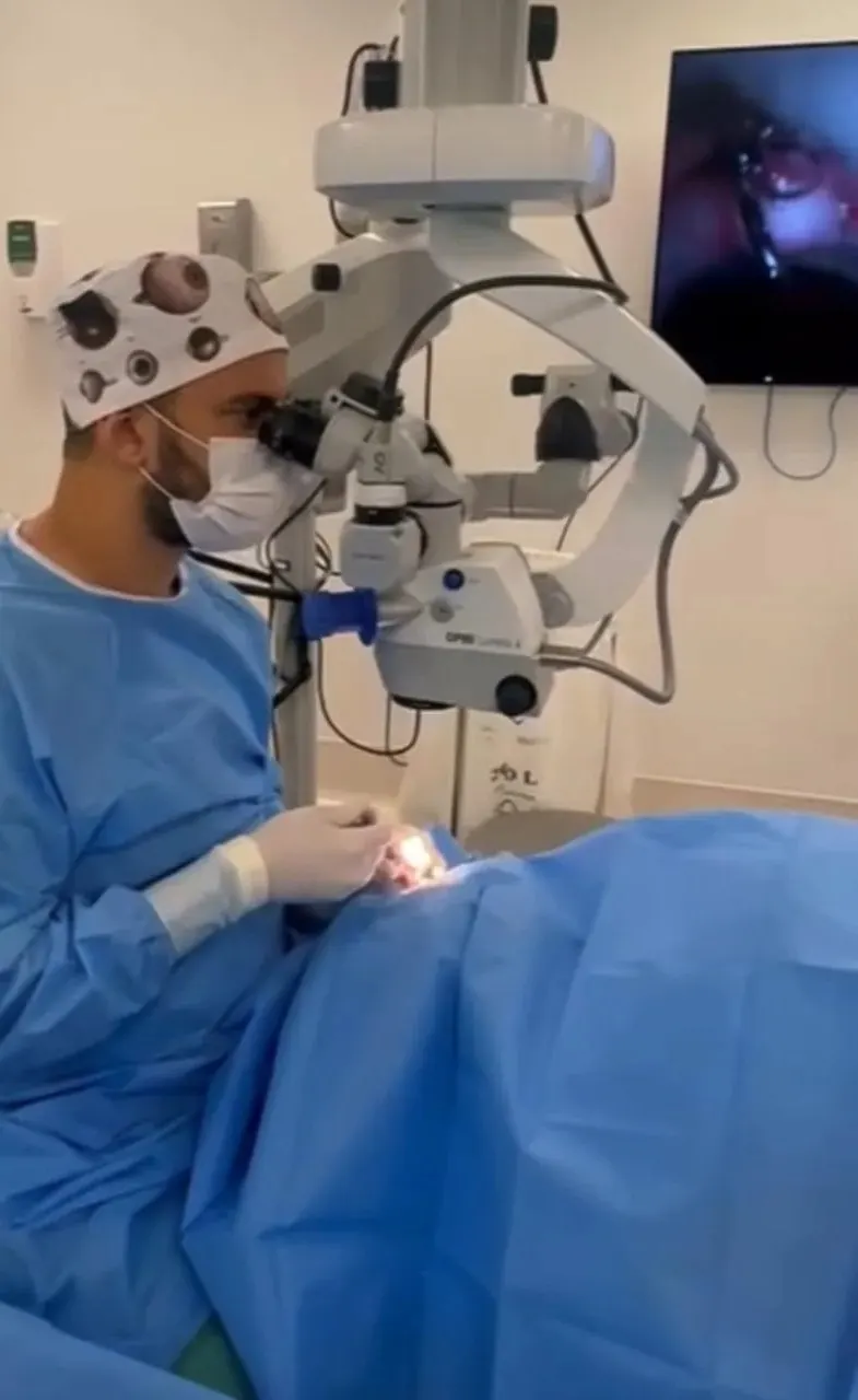 Cirurgia com microscópio OPMI Lumera