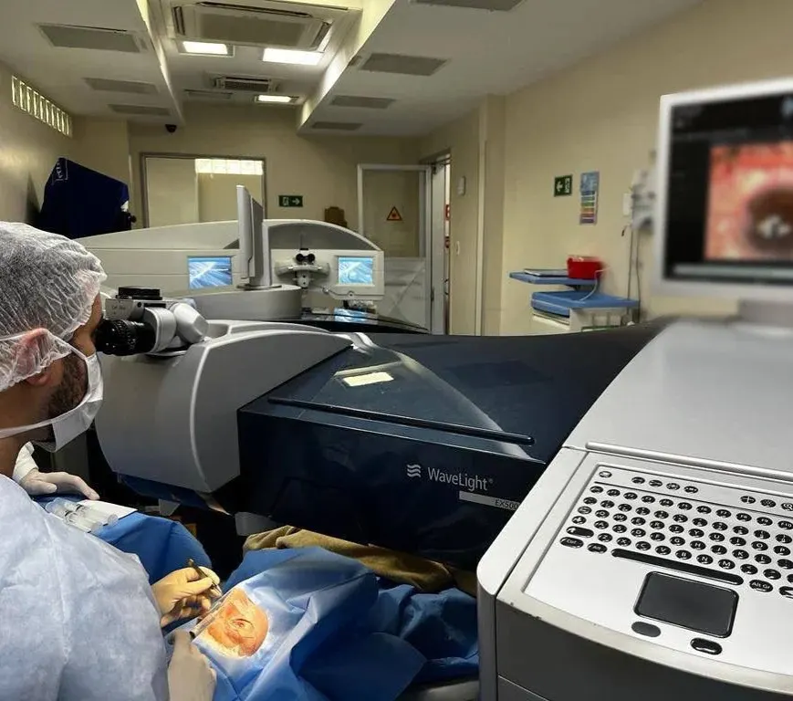 Consultório equipado com o excimer laser WaveLight durante procedimento